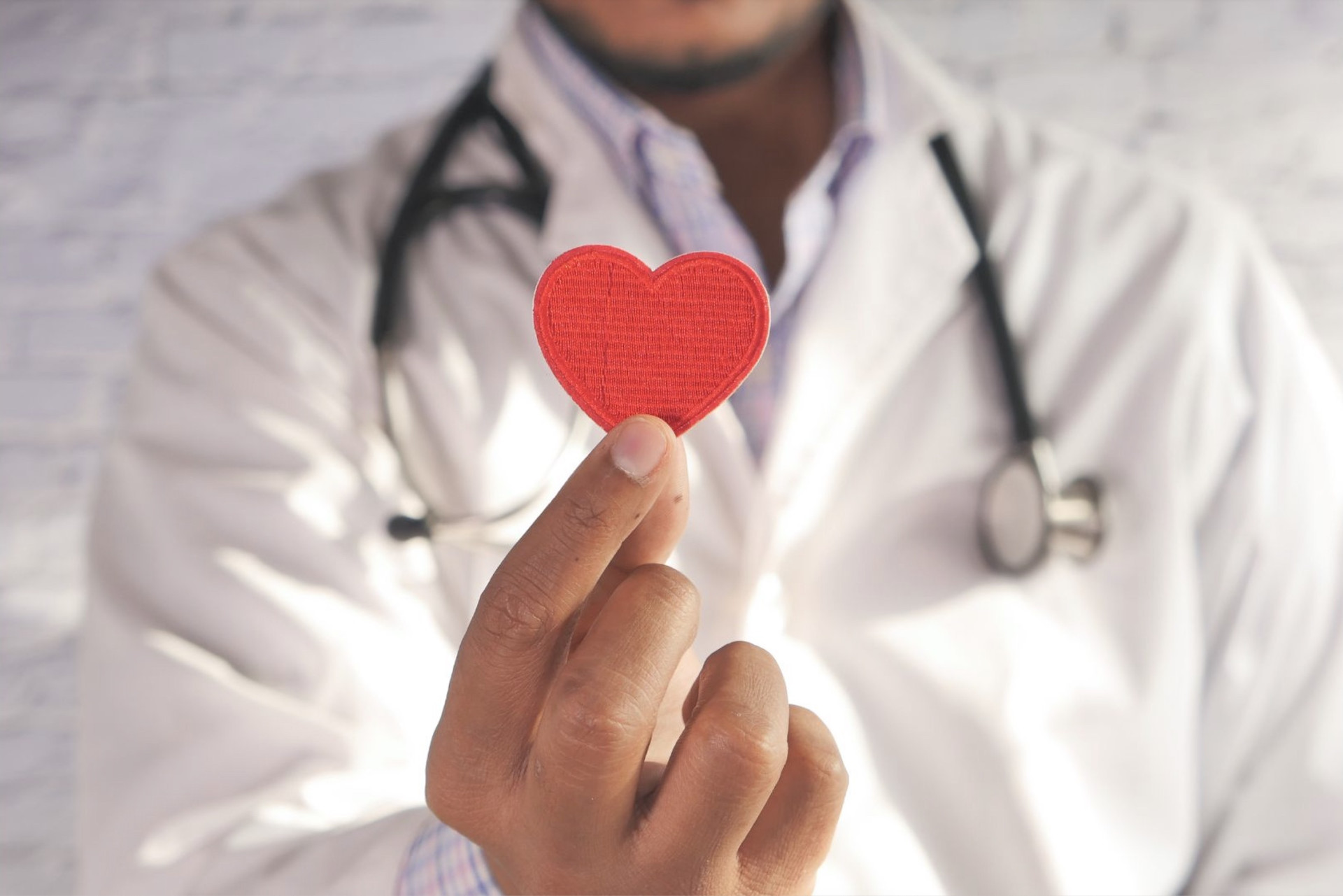 醫師給予癌症化療患者信心 手上拿的愛心代表苷元帶來的希望